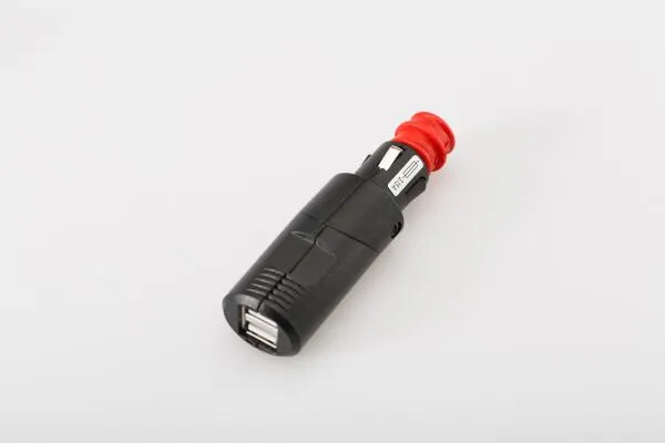 Двоен USB контакт за зареждане с универсален щепсел